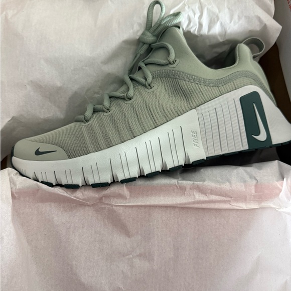 Nike free metcon 6 - vintage green size 8 and 10 new in box - Picture 3 of 10